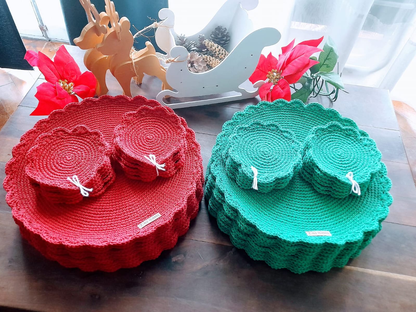 Ale Tejidos — Individuales y posavasos en rojo y verde navideños