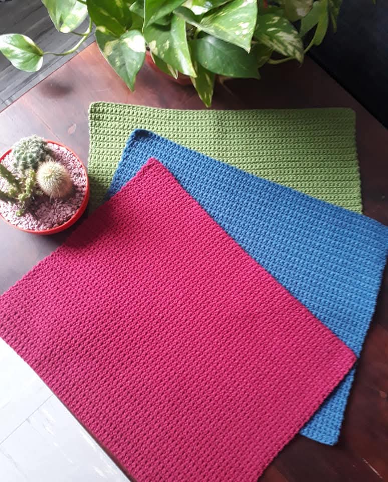 Ale Tejidos — Individuales rectangulares en verde, azul y fucsia