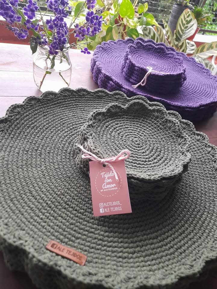 Ale Tejidos — Individuales redondos en gris y violeta