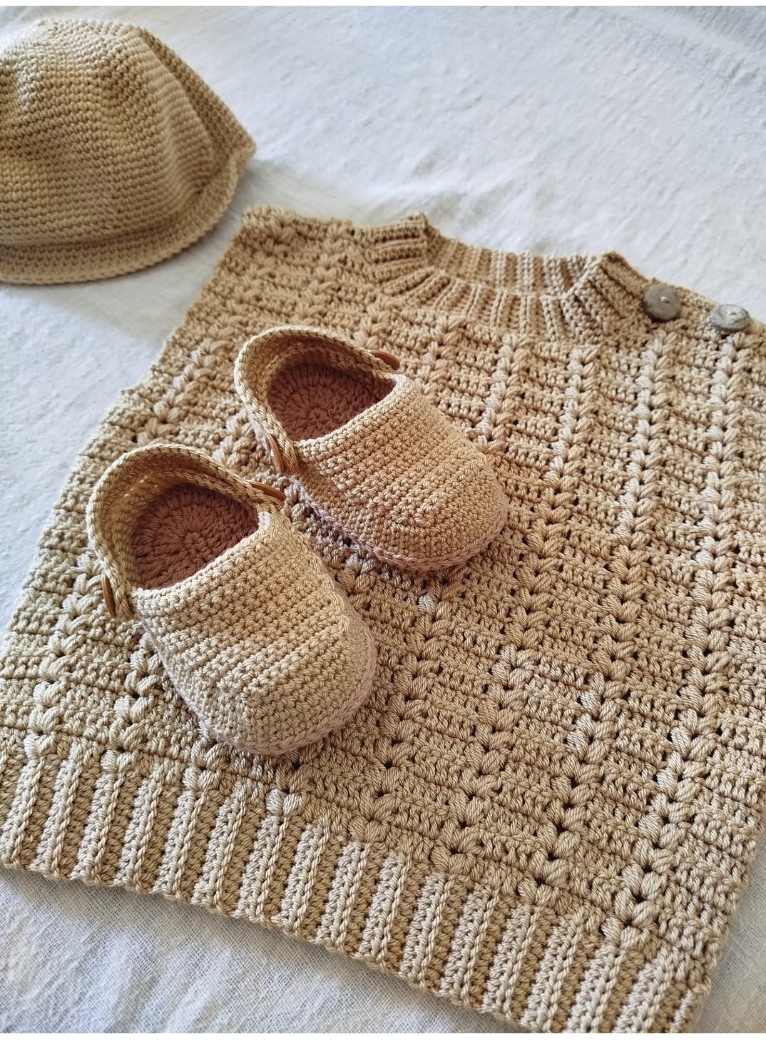 Ale Tejidos — conjunto de gorrito, escarpines y chaleco en beige