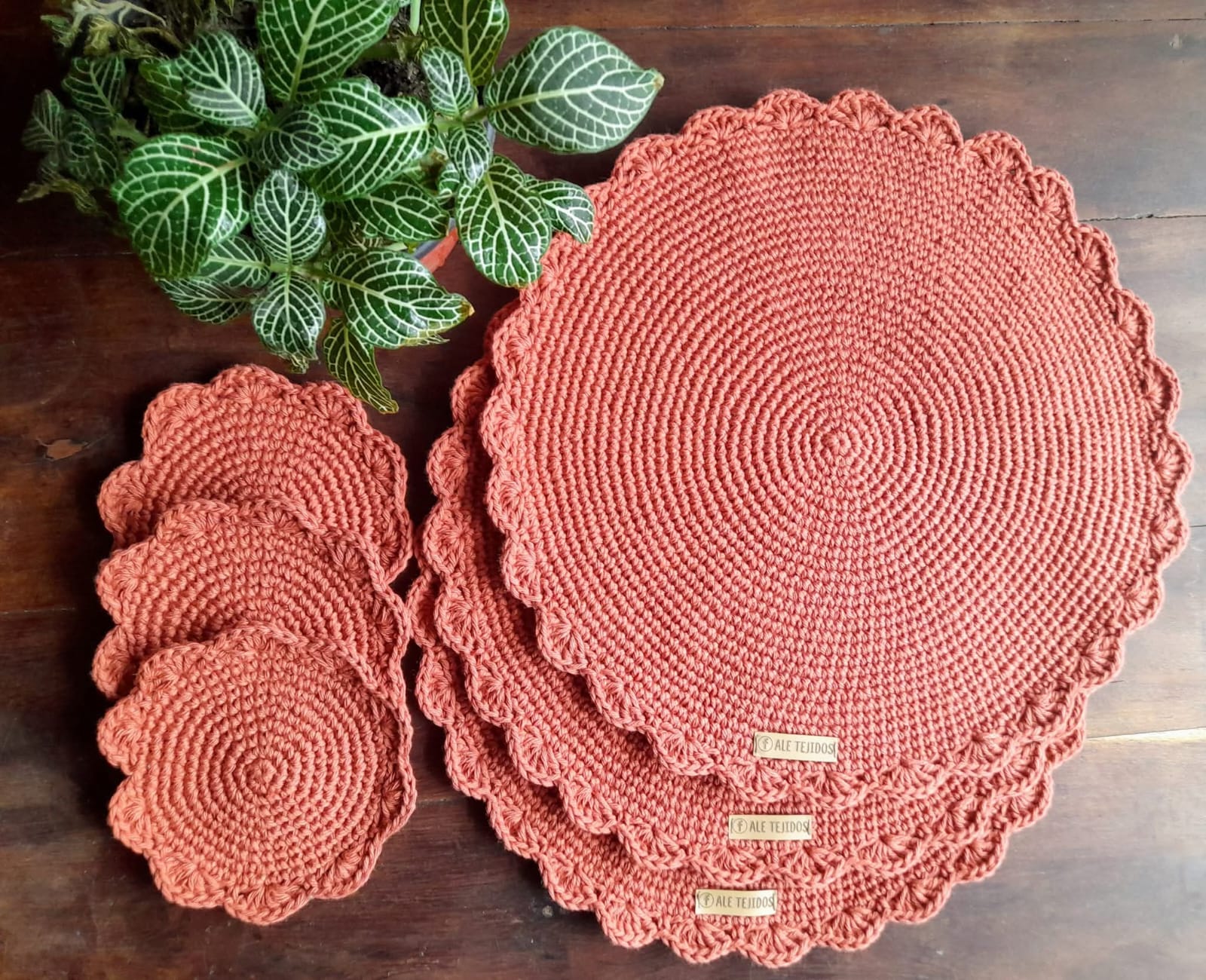 Ale Tejidos — Individuales y posavasos redondos en terracota